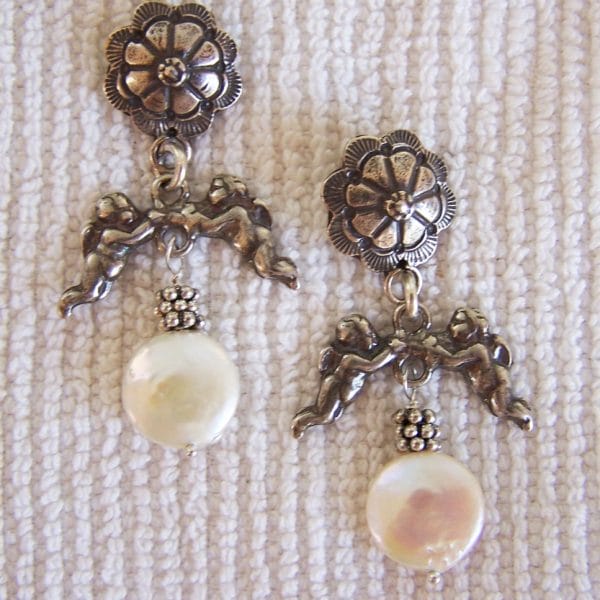 E275 Little angel earrings with pearls